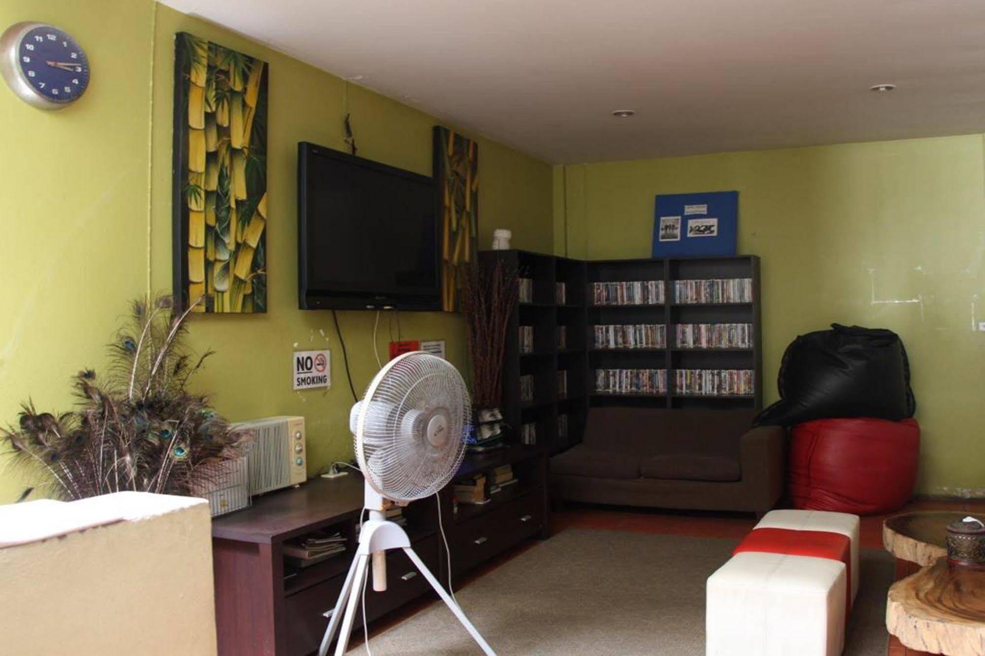 OYO 1054 Phuket Backpacker Hostel Exterior foto